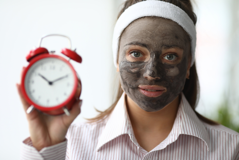 由於每個人膚質狀況和所使用的面膜種類都不同，因此無法直接決定需要敷多久。