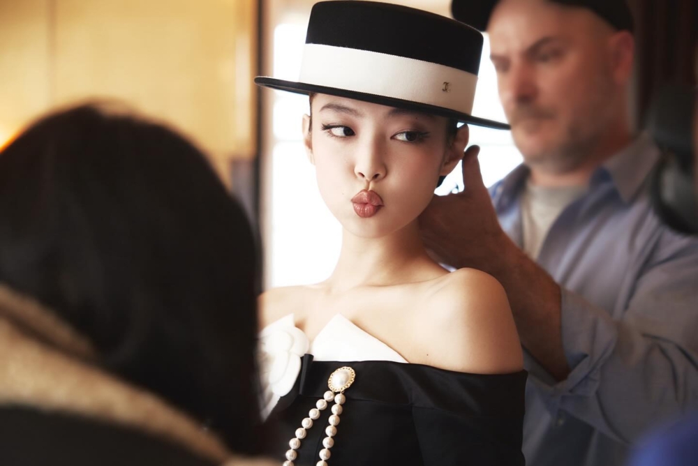 Jennie特地戴上一頂黑白相間的平頂寬沿硬禮帽