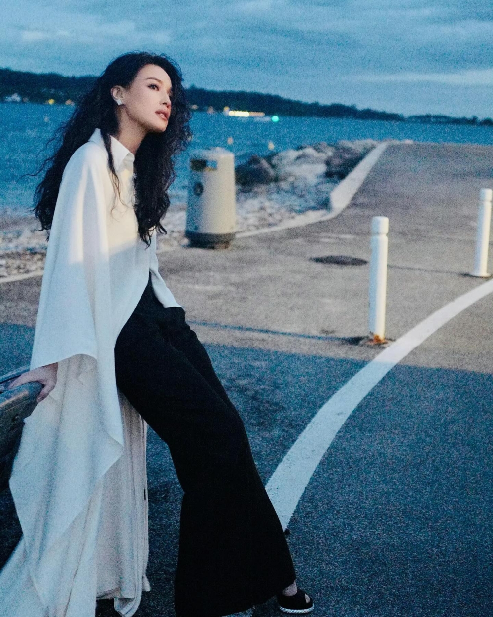 另一套造型則來自Brioni 2025春夏系列,