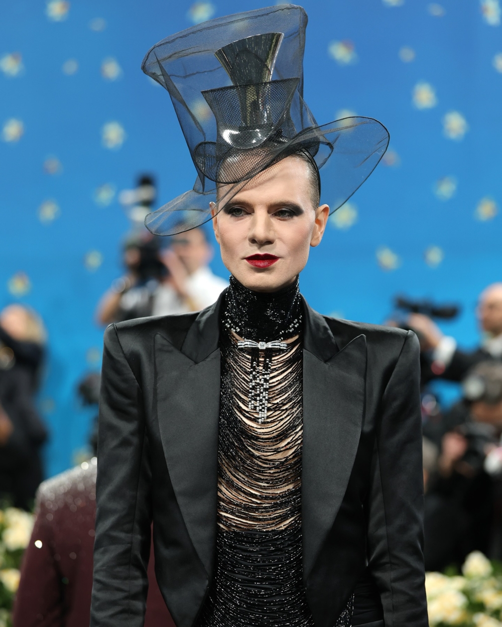 Jordan Roth選擇一身全黑的LaQuan Smith高定裝束