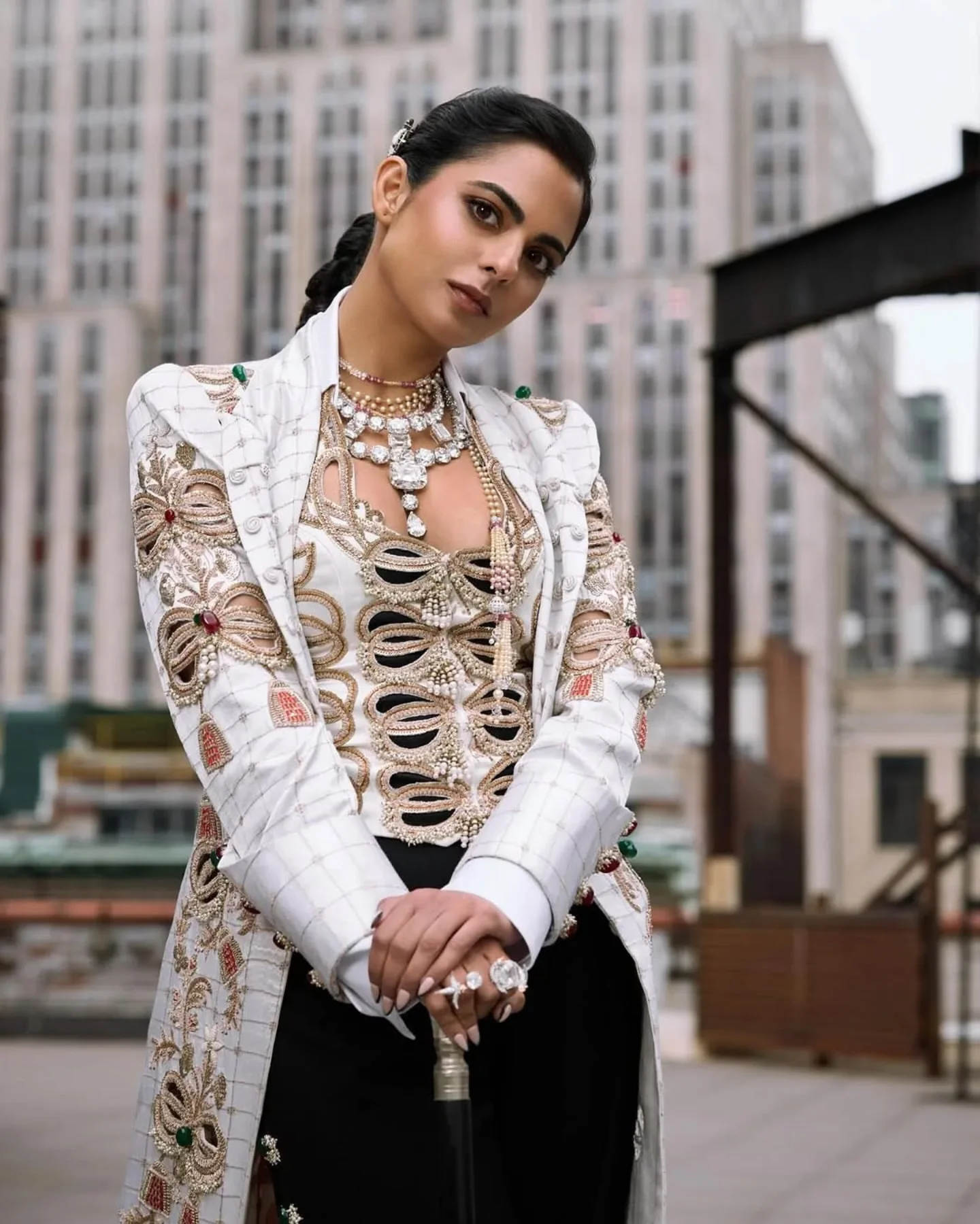 當Isha Ambani步上2025年Met Gala的紅毯時，她頸間那條浮誇的鑽石項鍊，瞬間吸引了所有目光