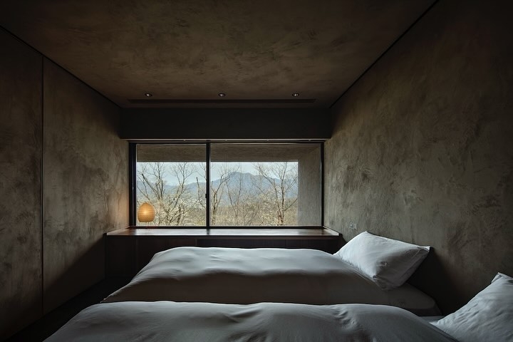 一樓配置兩間臥室、淋浴間與私人車庫。