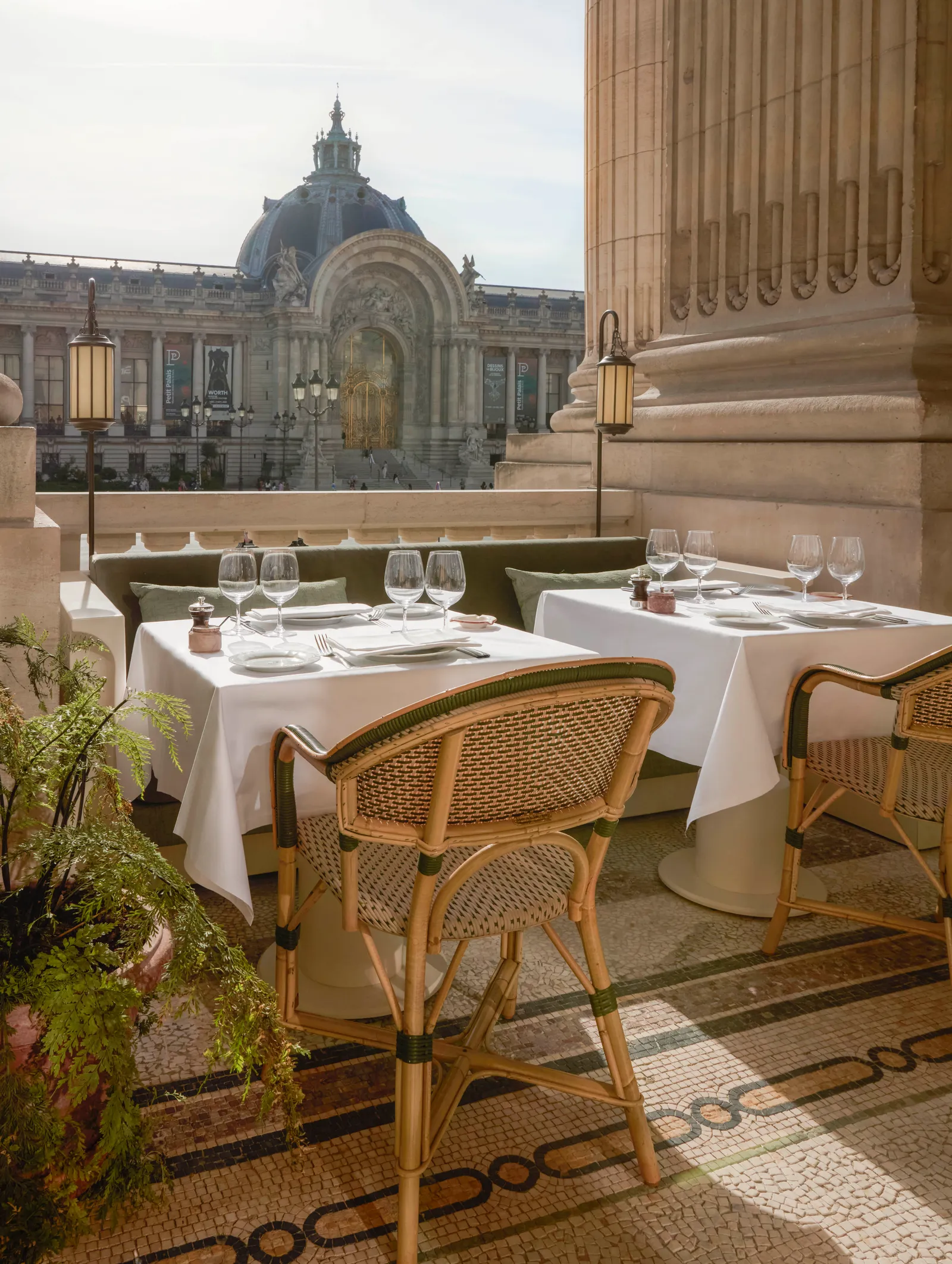 這片露台隱身於大皇宮宏偉立面的柱廊後，如同鬧市中的秘境花園