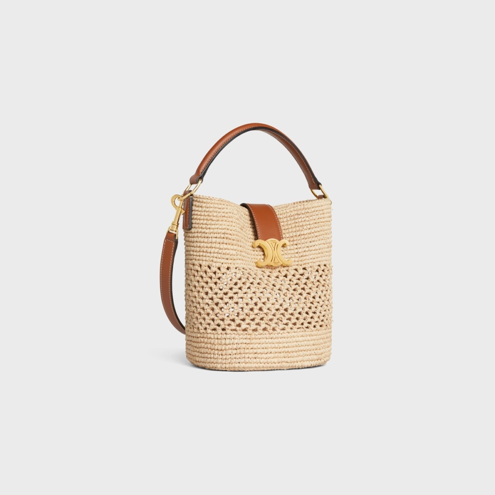 以拉菲草展現夏日輕盈氛圍。