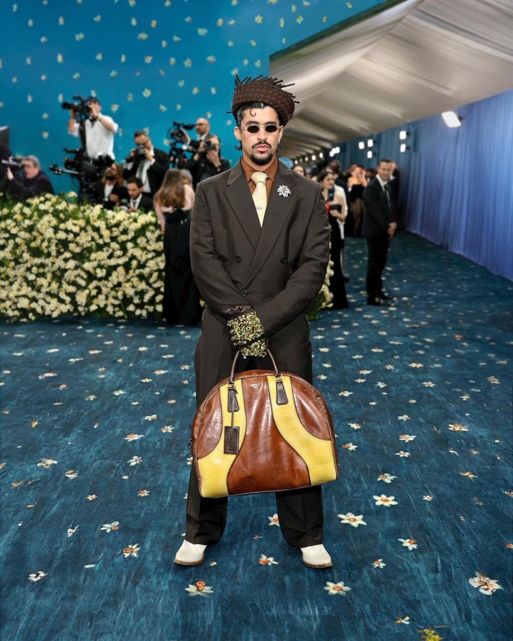 Bad Bunny 身穿巧克力色訂製 Prada 西裝