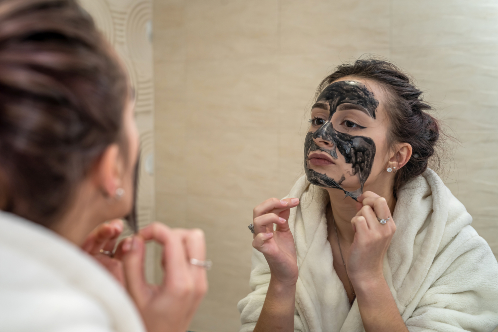 撕拉式面膜是一種會在臉上乾燥成膜，之後撕除下來的面膜，多半用於去除黑頭粉刺或老廢角質。