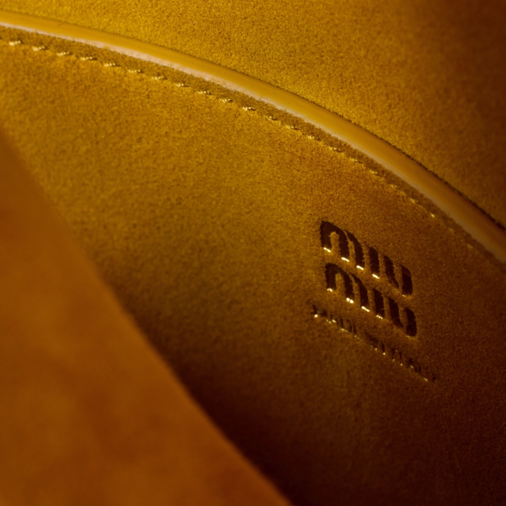 內部壓印的品牌標誌。