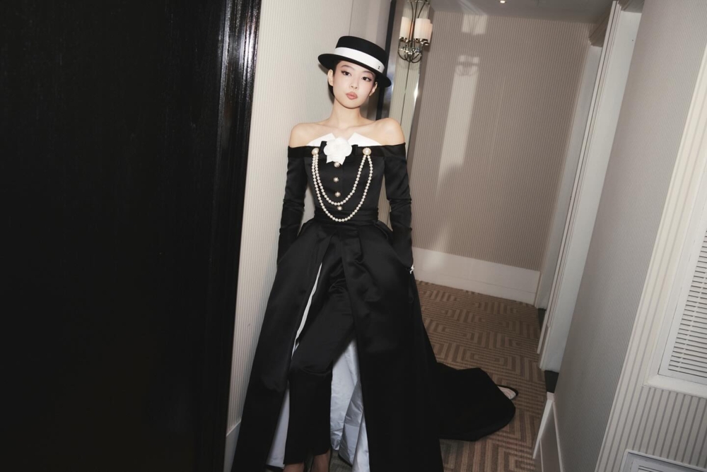 Jennie特地戴上一頂黑白相間的平頂寬沿硬禮帽