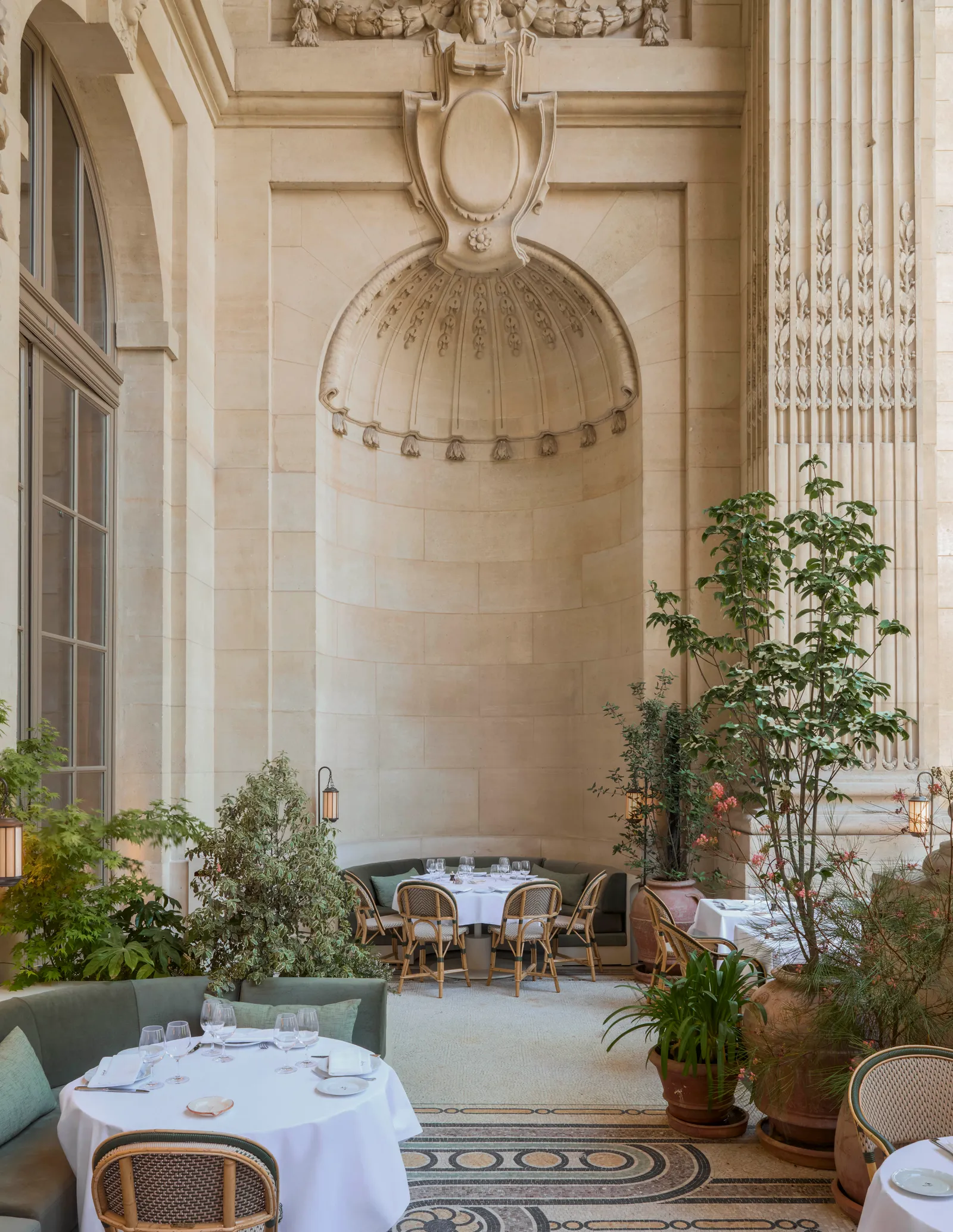 任目光流連於宮殿與花園