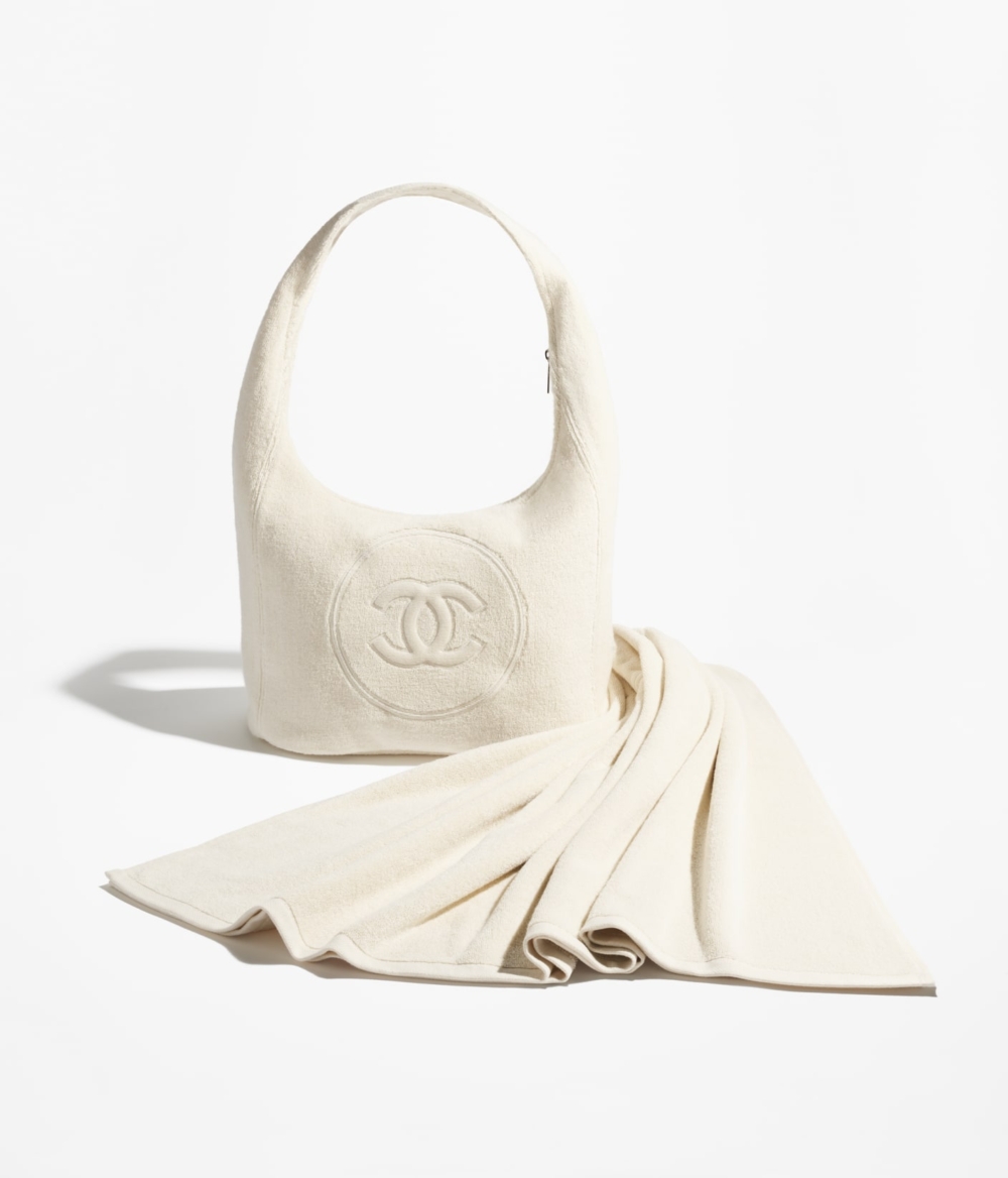 包款中央飾有立體織紋雙C標誌。