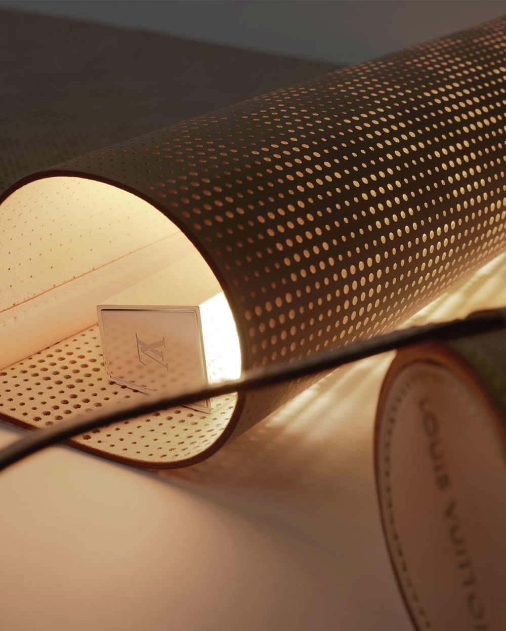 核心為一根極具現代感的金屬鋼架及LED燈