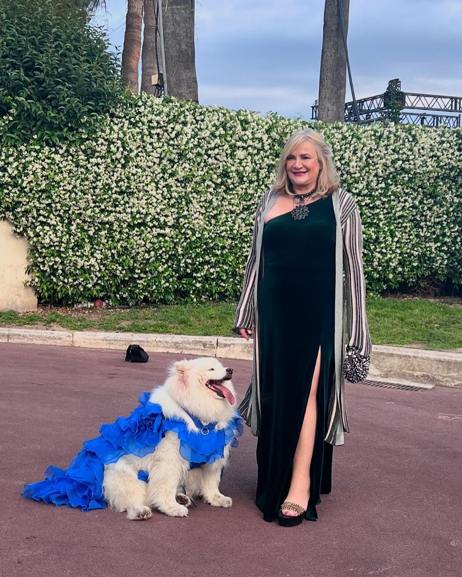 Felicity 穿上由法國知名設計師品牌 Anne Fontaine 為她量身打造的藍色蛋糕裙