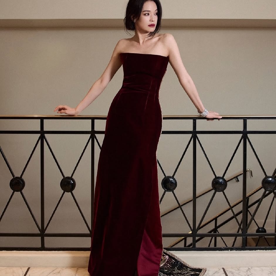 Ashi Studio 2025春夏高級訂製的酒紅絲絨禮服,搭配Messika高級珠寶