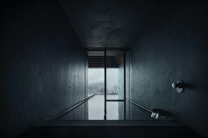 在自然環境中享受現代溫泉療程體驗。