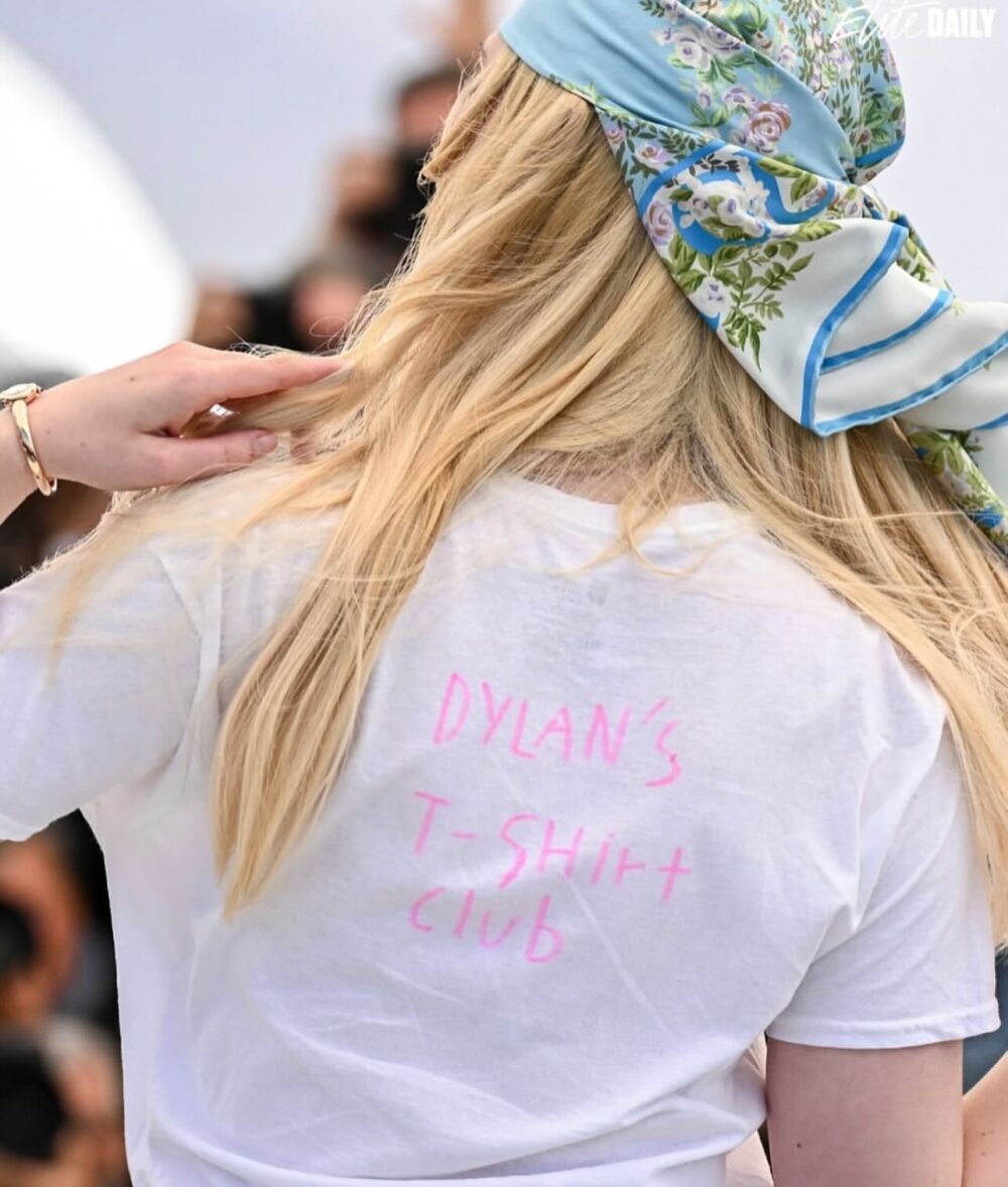 荷里活女星 Elle Fanning 身穿一件印有「Joachim Trier Summer」手寫標語的白色 T-Shirt