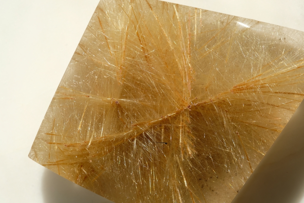 金髮晶的內含物更細，猶如髮絲