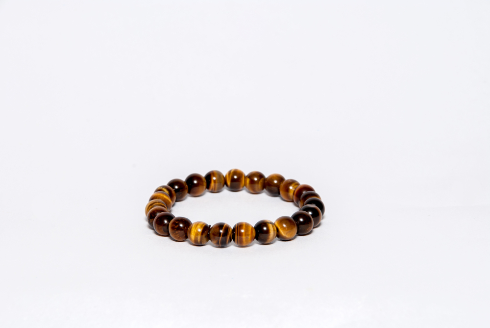 虎眼石因其強大的正向能量與象徵意義，對某些人特別有幫助，但對另一些人則未必適合。