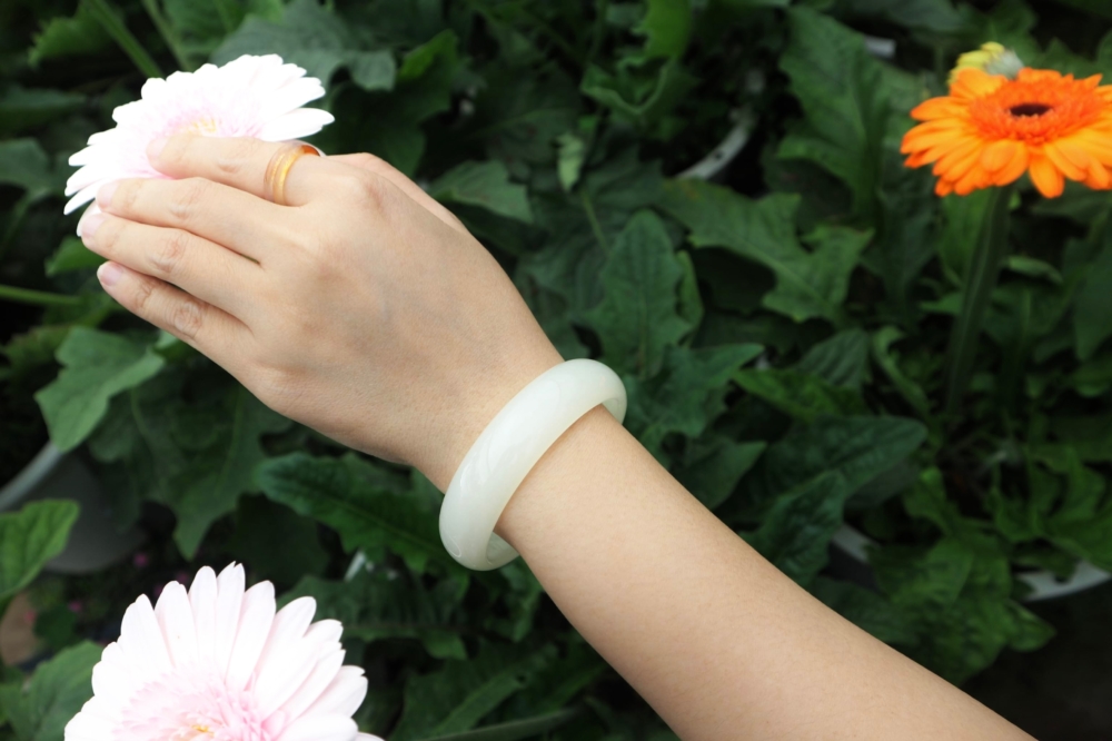 和田玉色系以白、青白、黃白為主，給人溫潤如膚的感覺