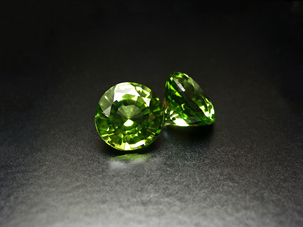 從東方命理學來看，橄欖石對應著五行中的「木」元素。綠色在五行和風水傳統裡，歷來被視作生機勃勃且能招財的顏色。