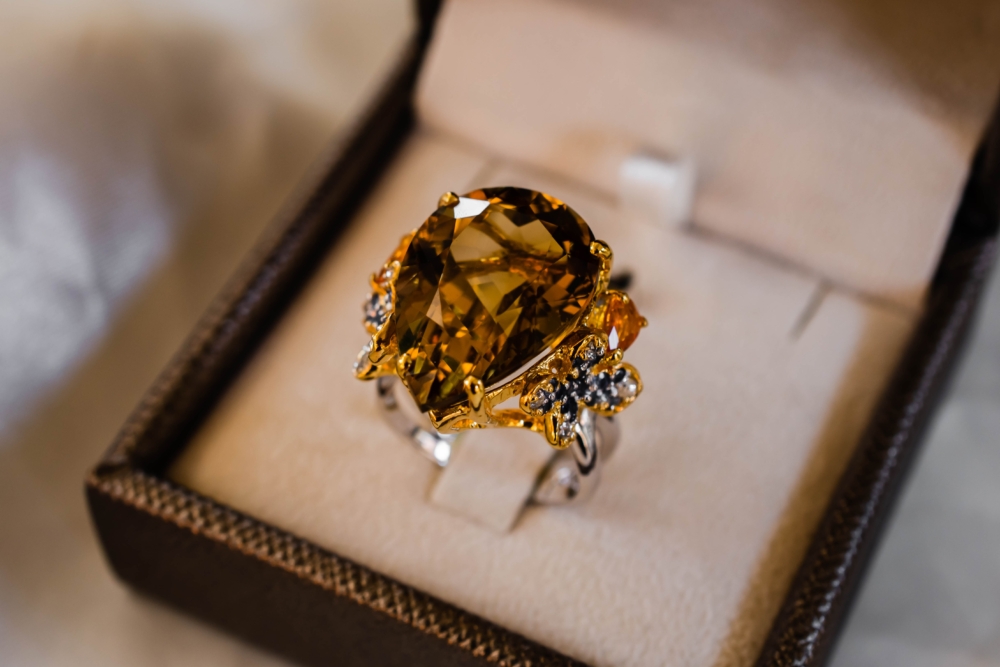 托帕石和珍珠、紫水晶、鑽石都能夠很好搭配