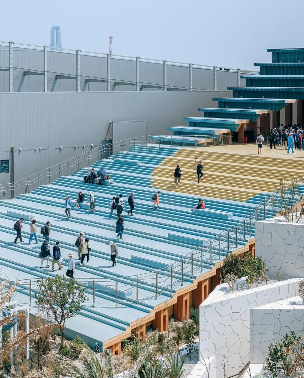 透過富於想像力的設計,這座沐浴在日光與海風中的展館邀請我們領略蔚藍海洋之美