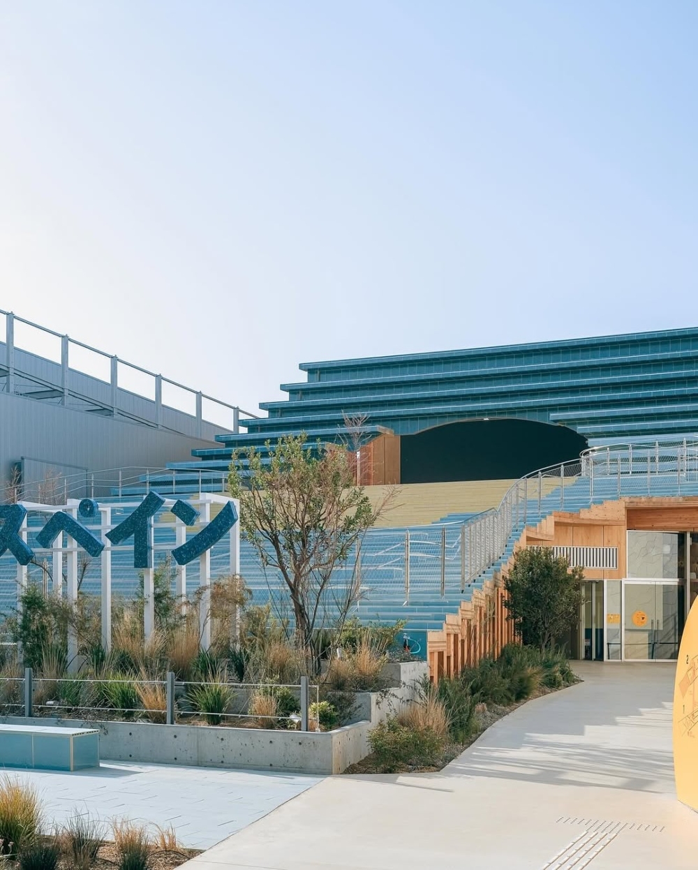 西班牙館建築設計美學:從外觀閱讀一場藍色藝術