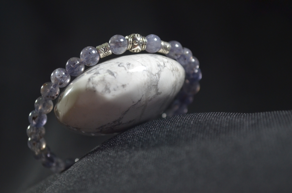 在能量學中，左右手的能量流動方向不同，因此堇青石的佩戴方式應根據個人需求選擇