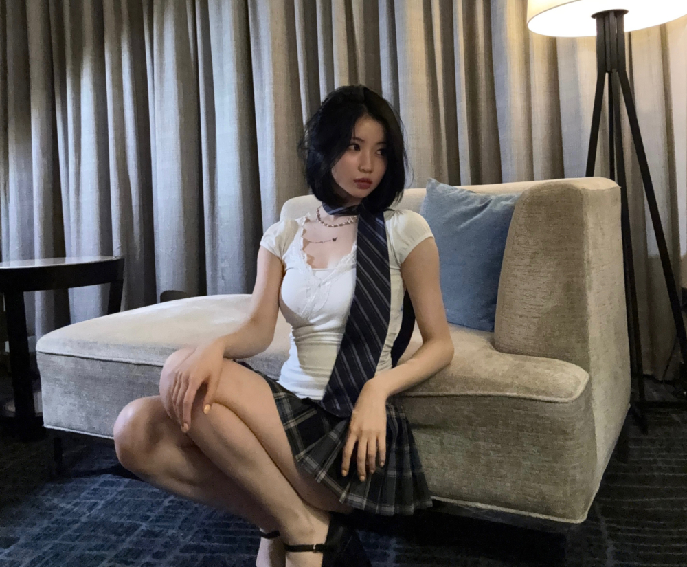 它能打破單色系的沉悶,透過領帶的材質、顏色或圖案,為整體造型增添視覺上的層次和趣味