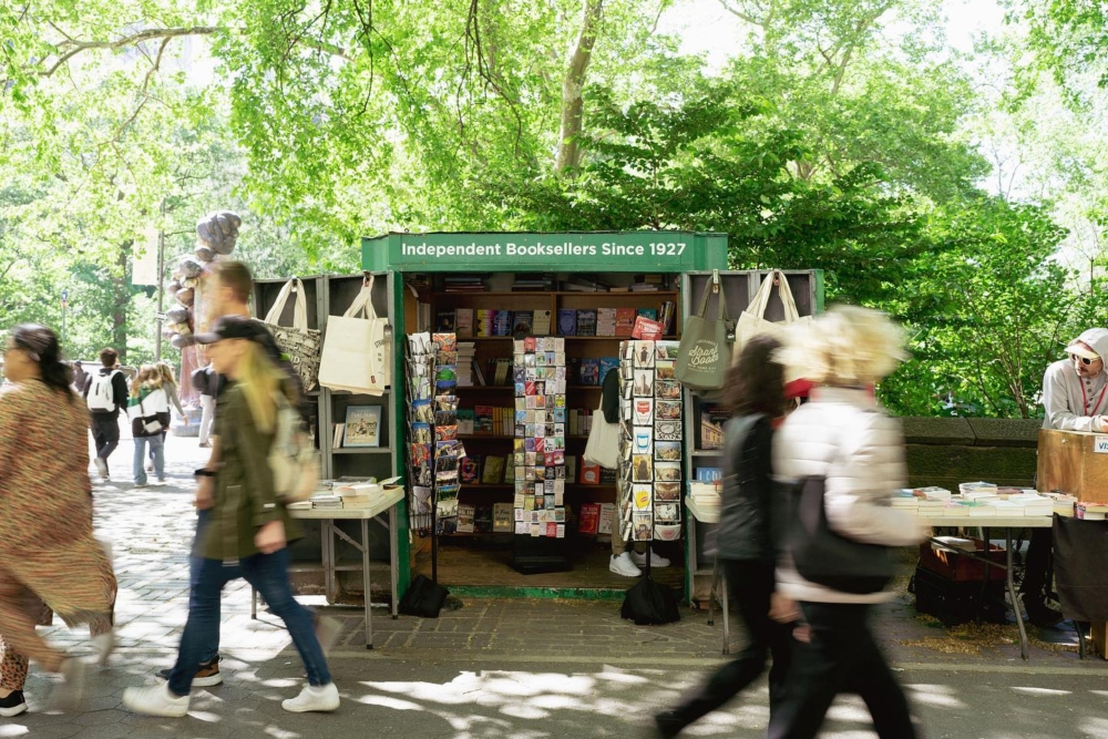 近年 Strand 也進駐更多角落：在時報廣場的街角、中央公園的樹蔭下，你都能找到他們的露天書亭