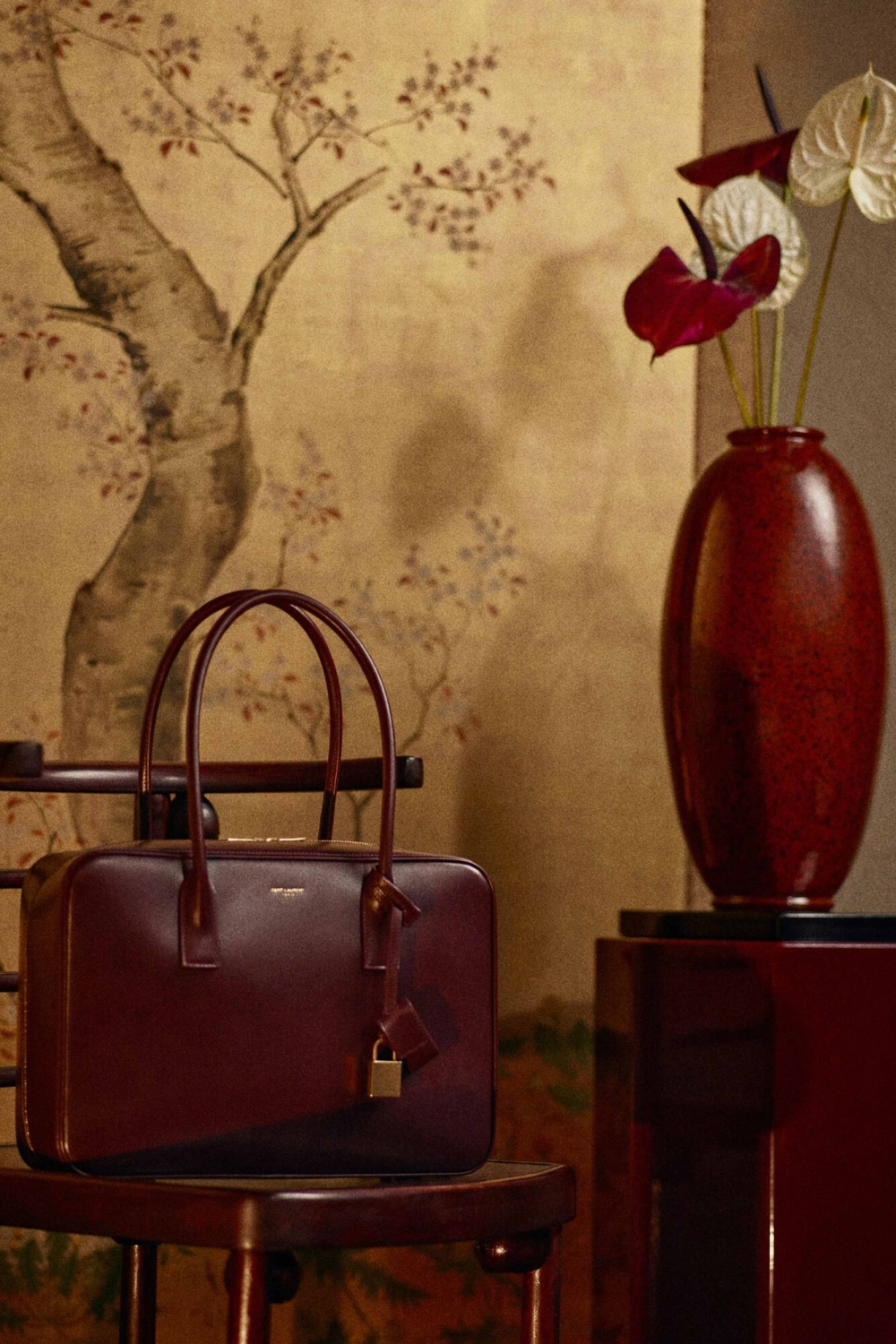 Sac De Jour Bauletto Bag成為整體造型的亮點。