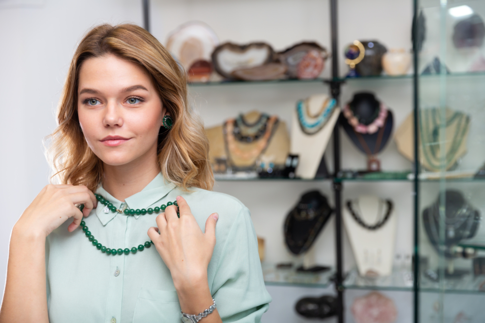 在挑選翡翠時，可透過顏色、光澤、透明度等方面觀察辨別