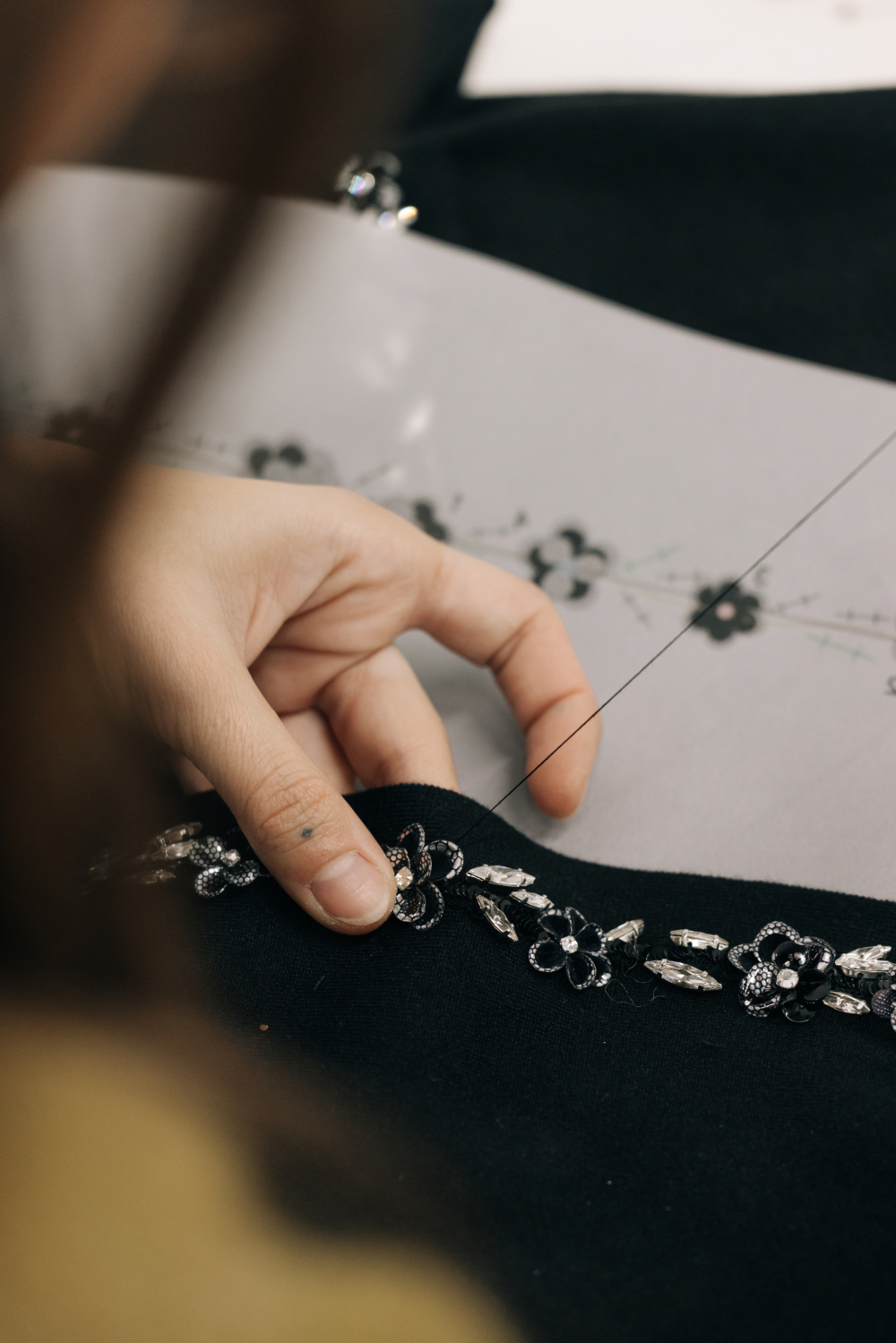 CHANEL 2025 工坊系列將堅硬漆木上的靜態風景，轉譯為柔軟織物上的流動詩篇