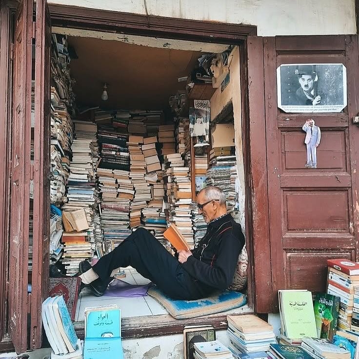 Aziz 的書店裡,不僅擁有經典的文學名著,也有當地語言的語法書、外語學習書籍