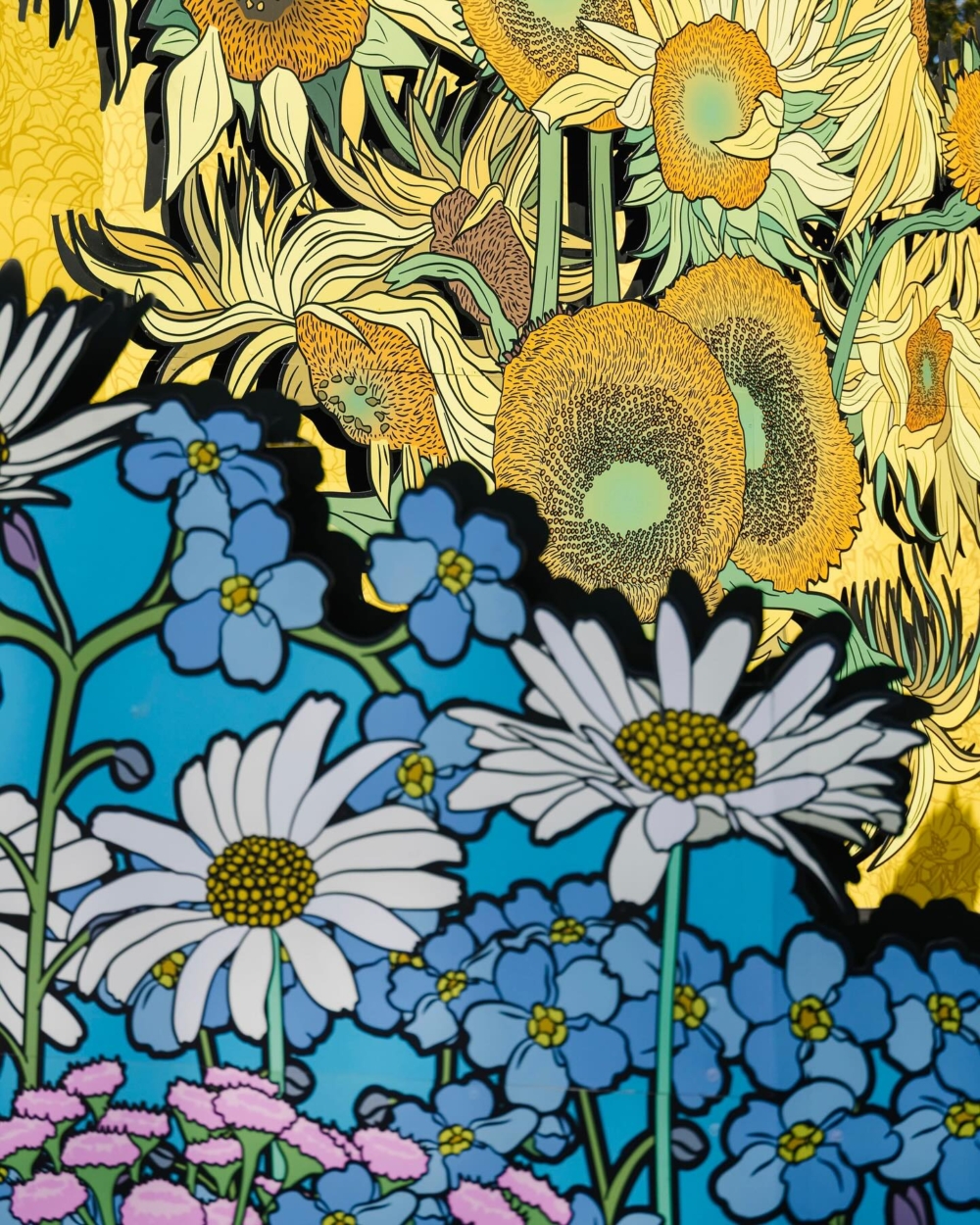 用拱形花架和盛開的向日葵花盆重現當年他筆下的景致