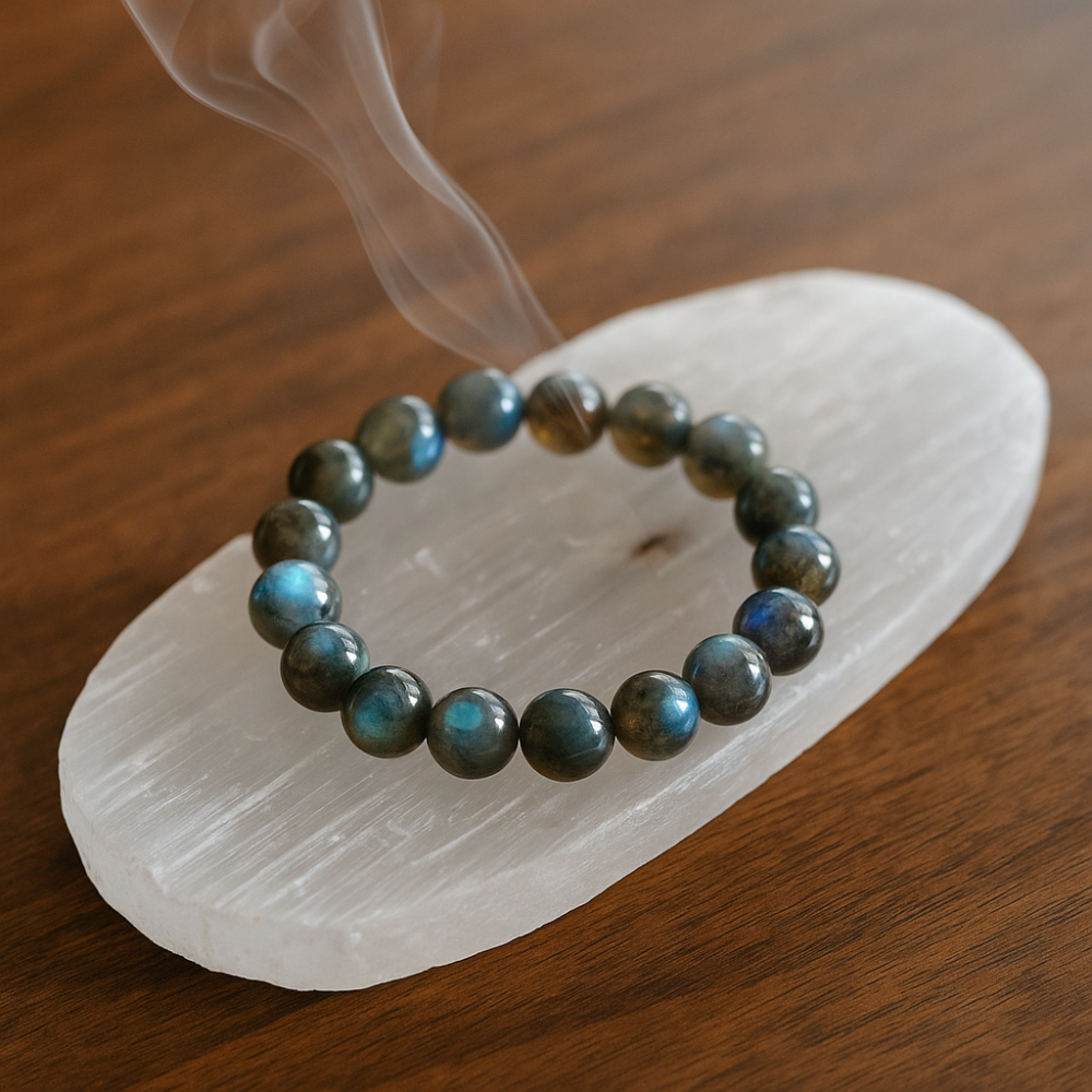 以白鼠尾草、聖木或秘魯聖木煙霧圍繞淨化數分鐘，有助清除負能量。