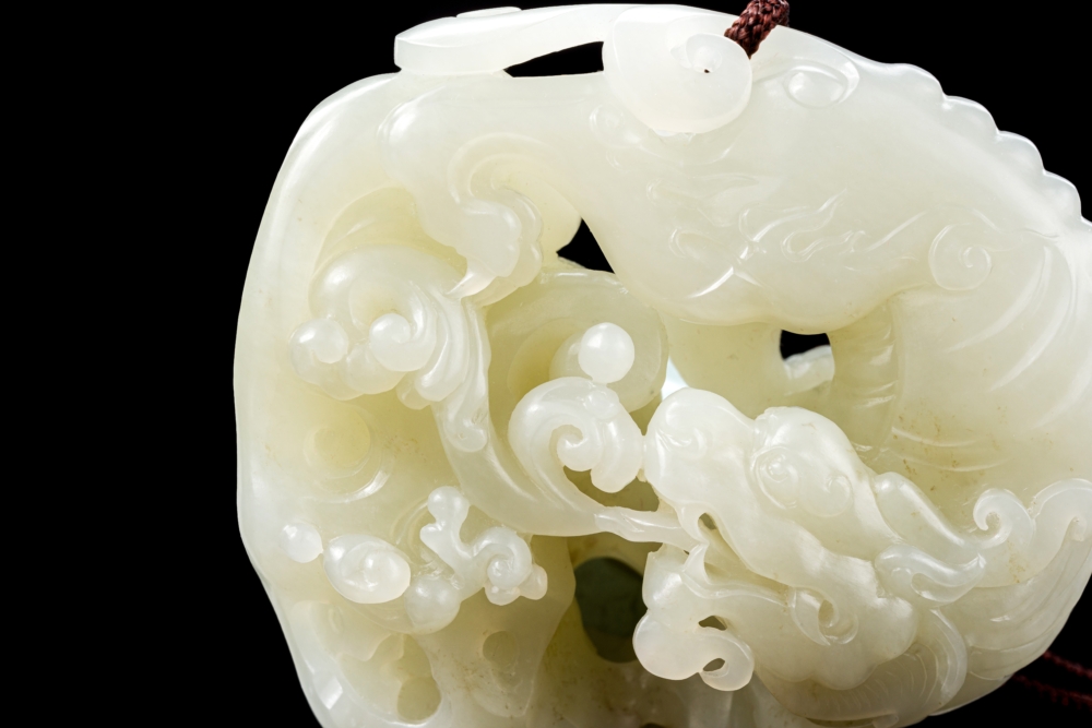 和田玉，又稱「崑崙玉」，屬於軟玉的一種，在中國已有上千年歷史，古書中多有記載，原產自新疆和田地區。