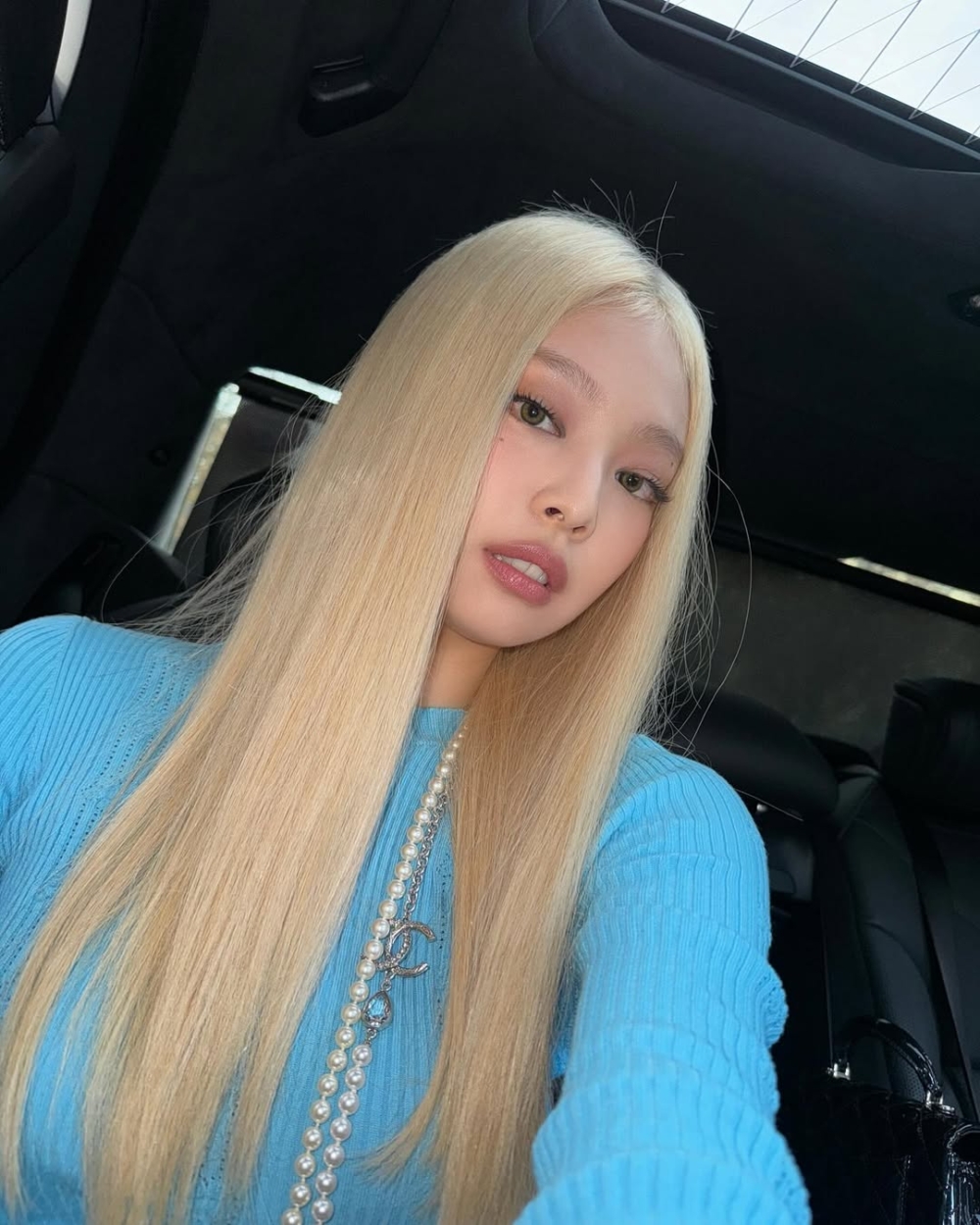 BlackPink Jennie不論是工作場合或私服穿搭，都曾搭配珍珠飾物～