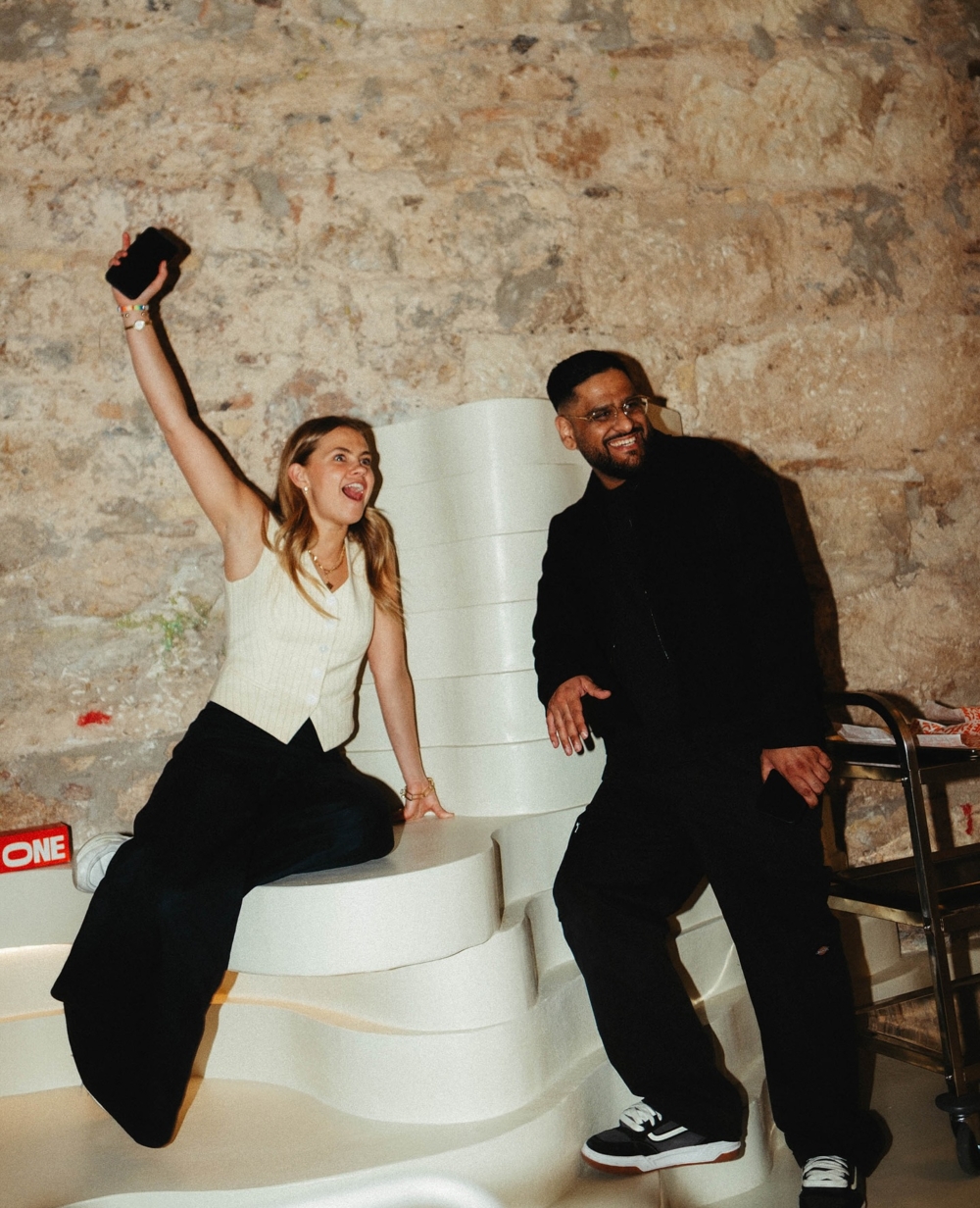 速食台上的漢堡不再平淡，而是具象化為人與人相聚的節點