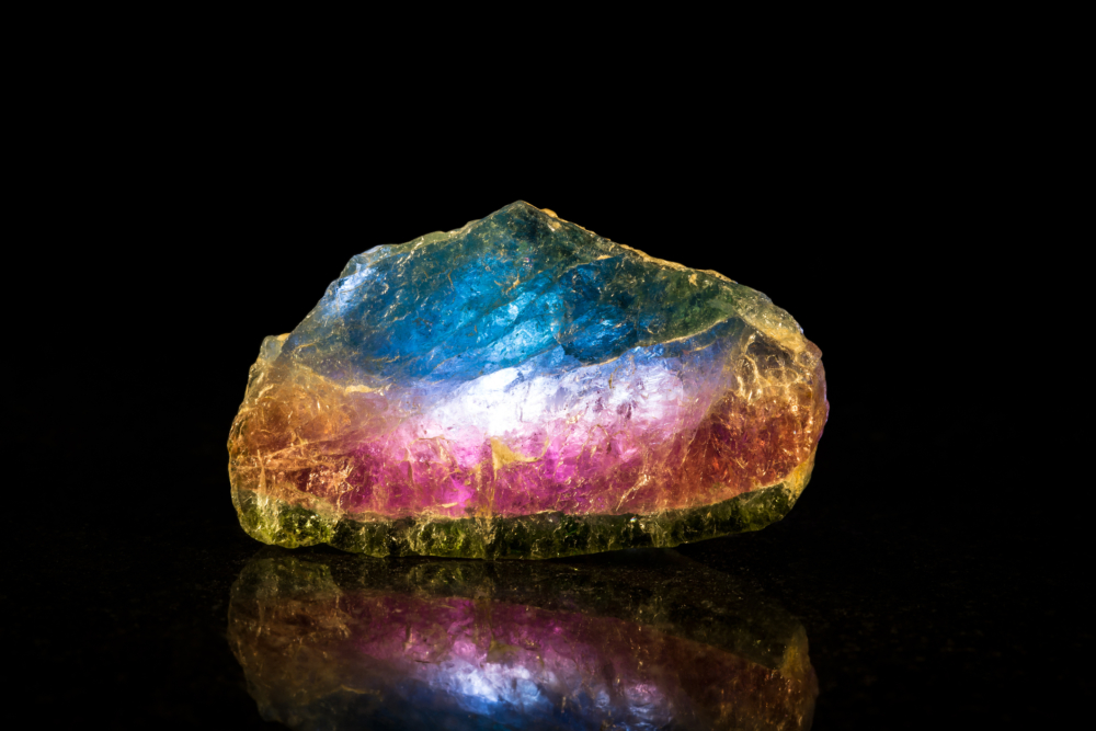 碧璽(Tourmaline)是一種天然礦石,含有硼、鋁、鐵等元素,色彩多變,從黑色、綠色到霓虹藍綠都有,因此被稱為「彩虹寶石」。
