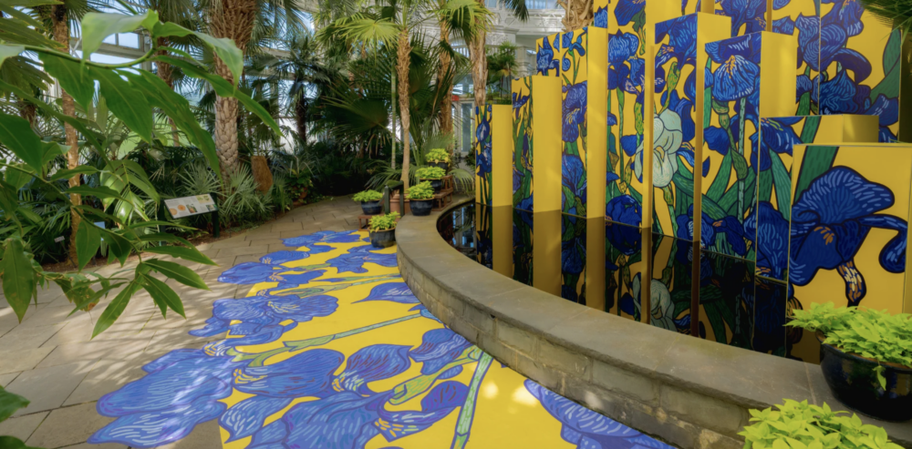 將梵高的名畫《鳶尾花》，打造成一作黃金底色與藍色鳶尾花交織的柱狀裝置