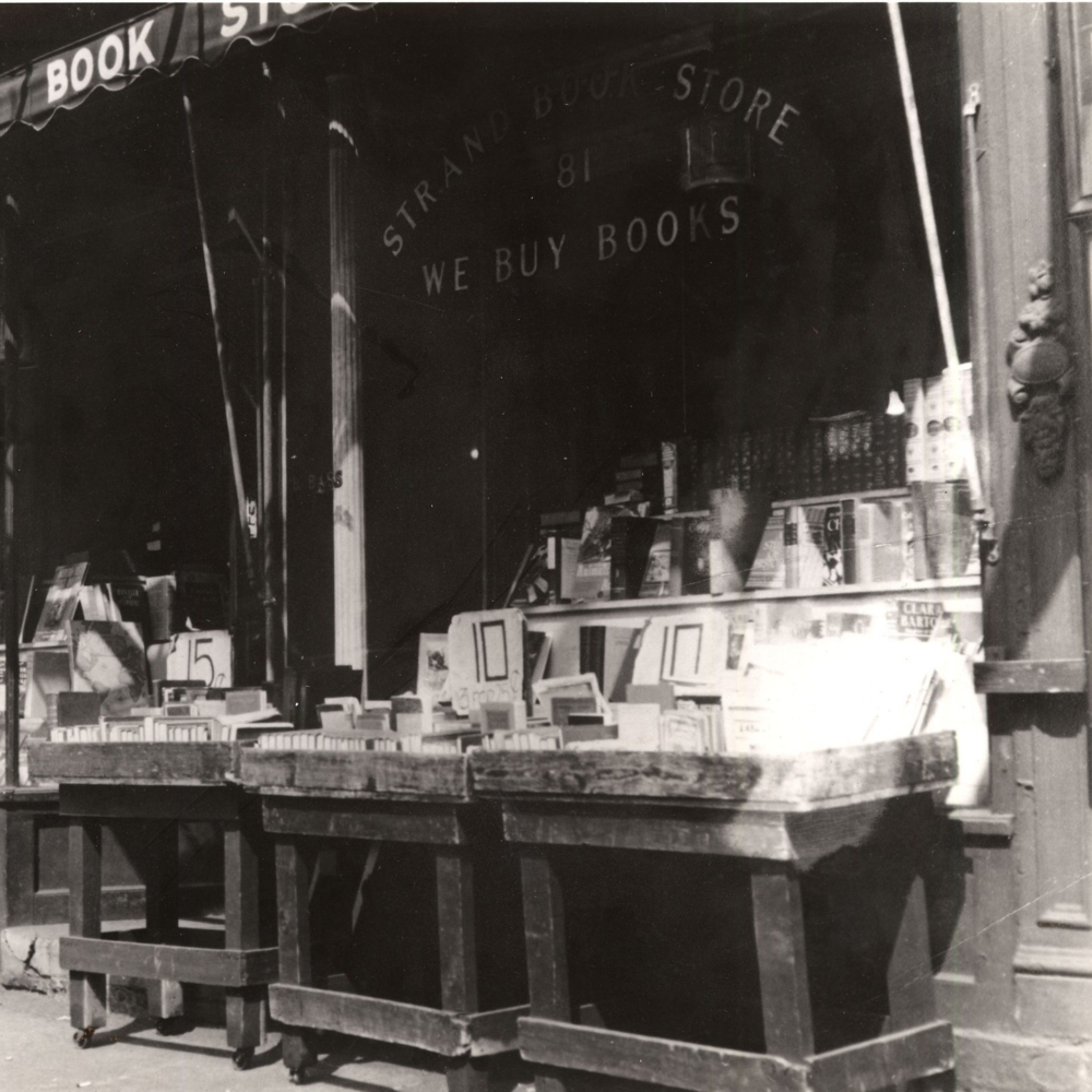 Strand 書店的故事始於 1927 年，由來自立陶宛的移民 Benjamin Bass 創立