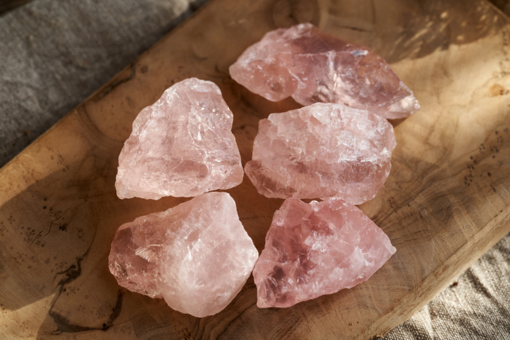 真品粉晶柔和自然粉紅，略帶雲霧感或色調變化～