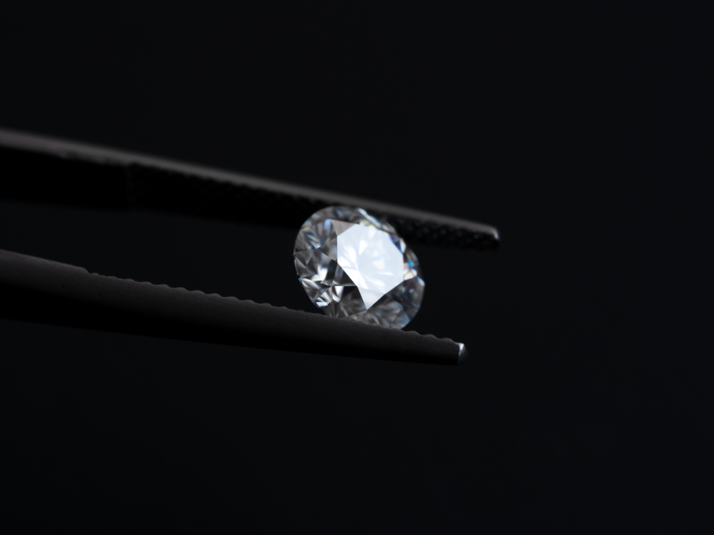 莫桑石的切工和顏色選擇豐富，能搭配不同造型和風格～