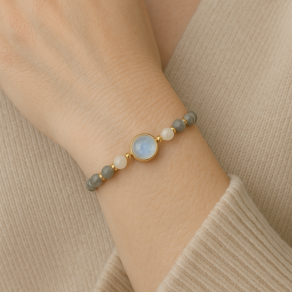 根據水晶能量「左入右出」的原則，佩戴月光石的位置會影響能量的吸收和釋放，建議可根據當下需求靈活選擇佩戴位置，沒有絕對標準。