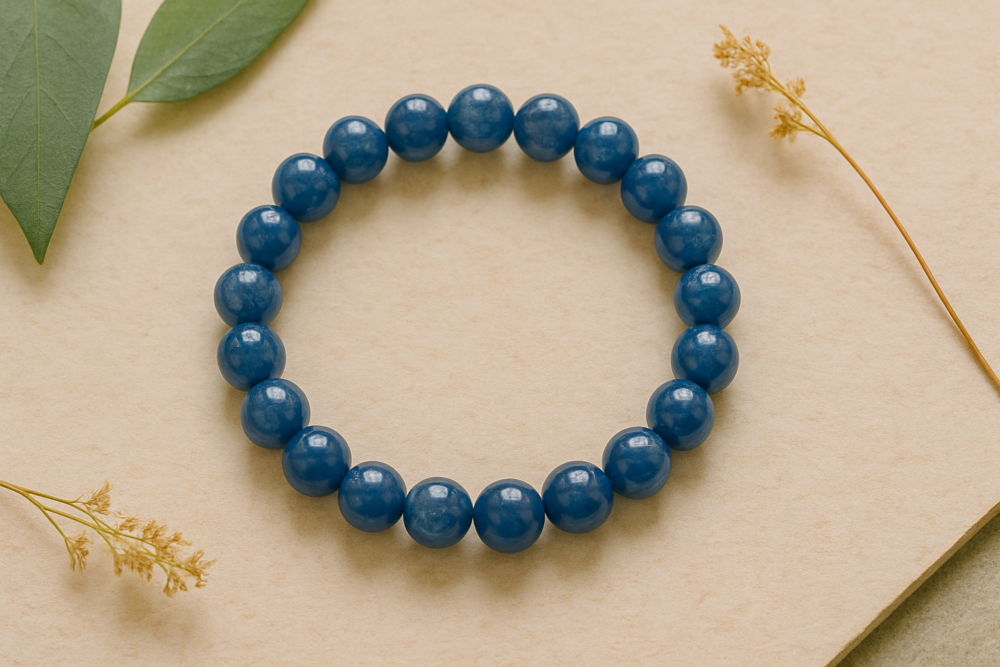 藍晶石佩戴左手能吸收能量,情緒平衡;佩戴右手則釋放能量,強化表達。