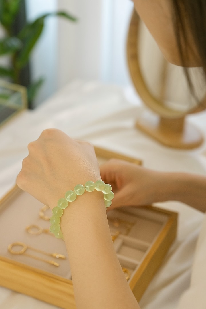 拿到心儀的葡萄石手鏈或戒指後,但究竟該戴在哪隻手呢?