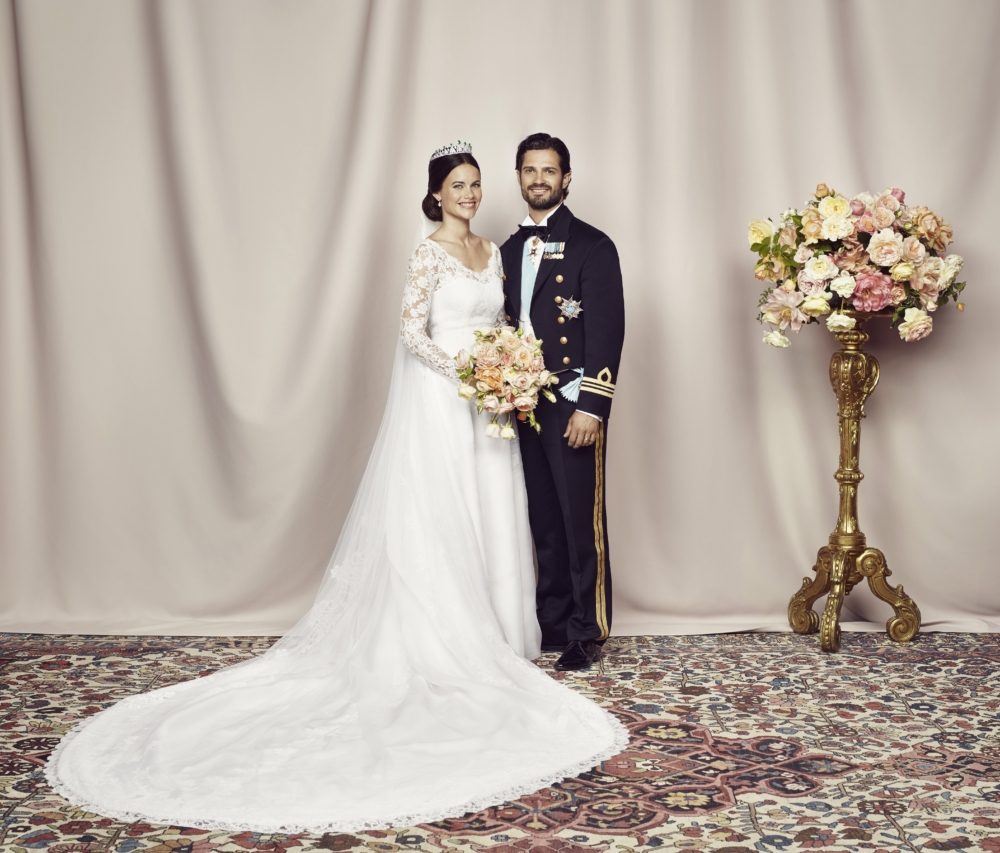 Sofia穿著由瑞典設計師Ida Sjöstedt訂製的蕾絲婚紗,走進斯德哥爾摩王宮