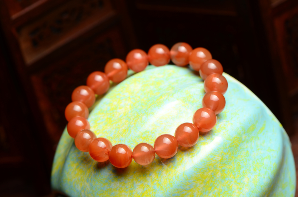 瑪瑙功效包括穩定情緒提升能量，讓你出門自信心滿滿！