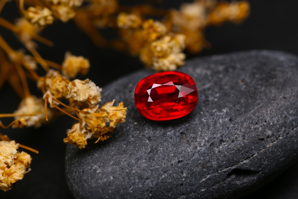 尖晶石的形成需要極高的溫度和壓力，通常在變質岩或火成岩中生成