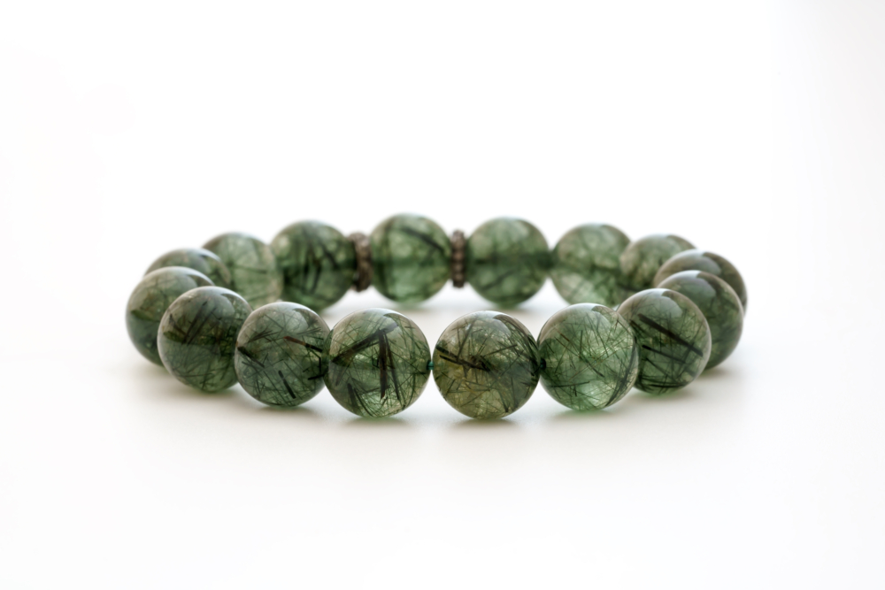 新買的水晶可能吸附雜能量，建議使用水晶簇、月光或白聖草等方式進行簡單淨化後再佩戴。